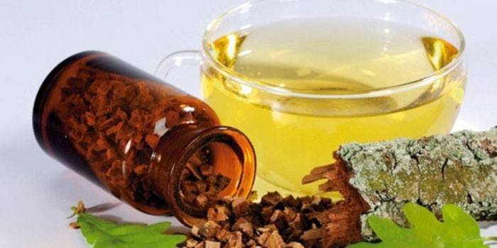Αφέψημα του φλοιού δρυός σε ένα φλιτζάνι