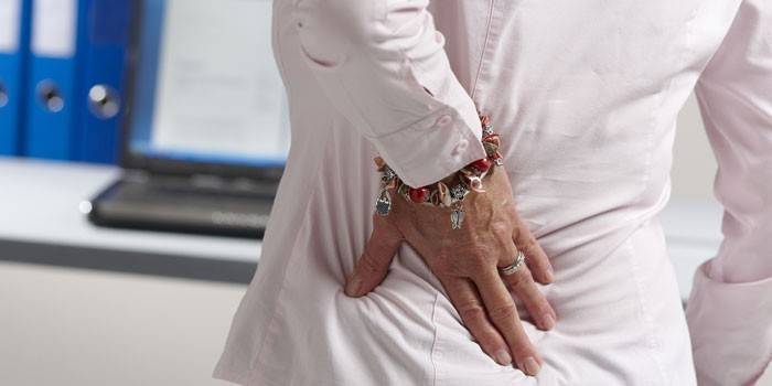 La mujer tiene dolor de espalda baja
