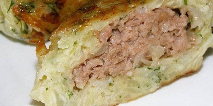 Kıyılmış et ile kızarmış patates pancakes kesti