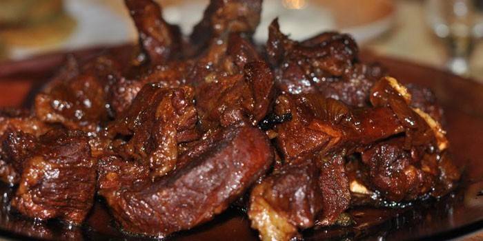 Gebratenes Schweinefleisch in Sojasauce