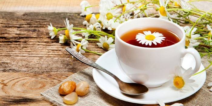 Té de manzanilla en una taza