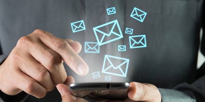 Un homme envoie des SMS