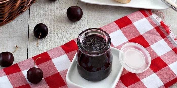 Marmellata di ciliegie pronta al cioccolato