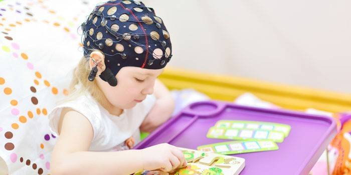 Đứa trẻ vượt qua bài kiểm tra trong khi eeg
