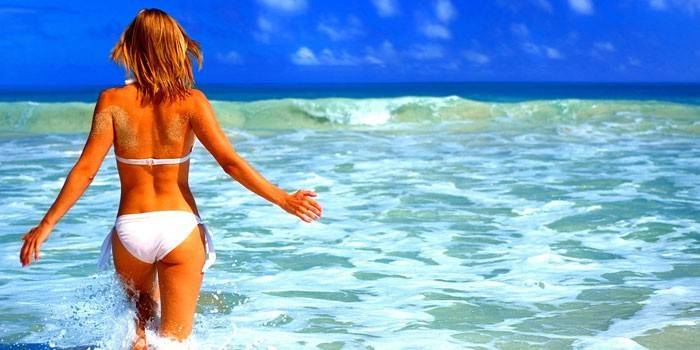Menina vai para o mar