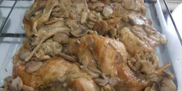 Mantarlı fırında tavşan parçaları