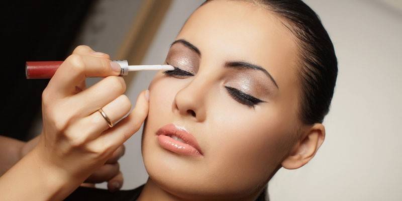 Maquillage pour les yeux marron clair