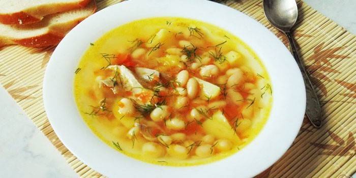 Sopa de feijão caldo de galinha
