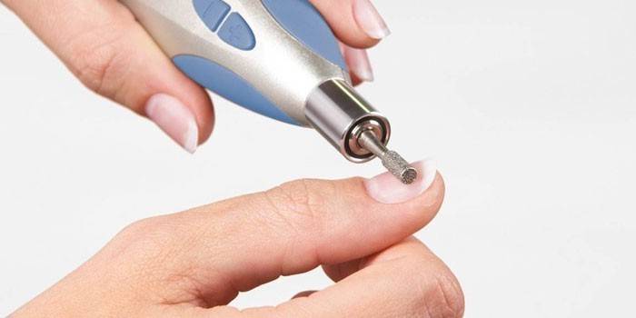 Donna che fa manicure hardware.