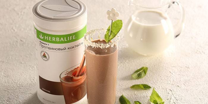 A Herbalife fehérjét egy üvegbe rázza, és készen áll egy pohárba