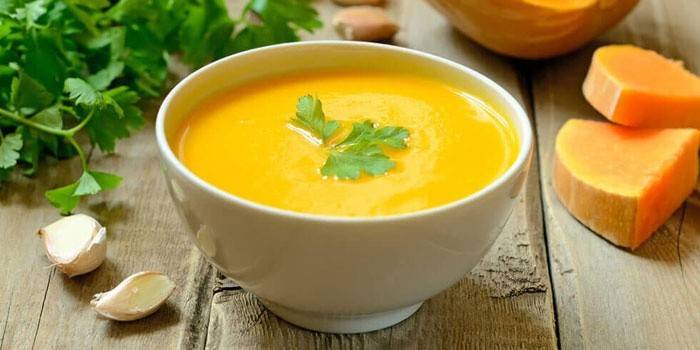 Kürbispüreesuppe in einer Platte