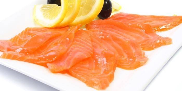 Rodajas de salmón salado con aceitunas y limón