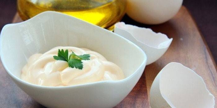 Mayonnaise maison prête en saucière