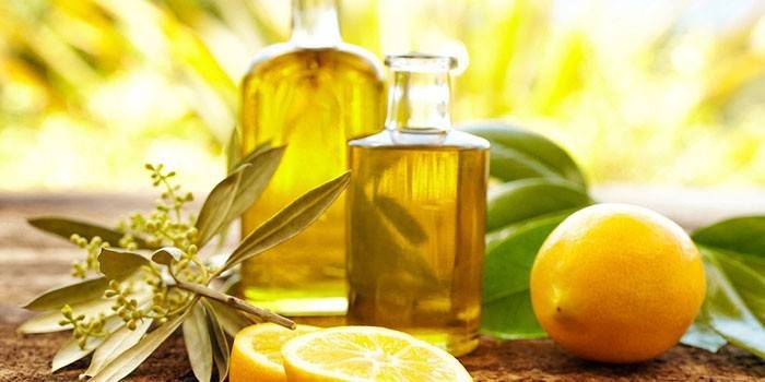 Μουστάρδα σε γυάλινα βάζα και λεμόνι