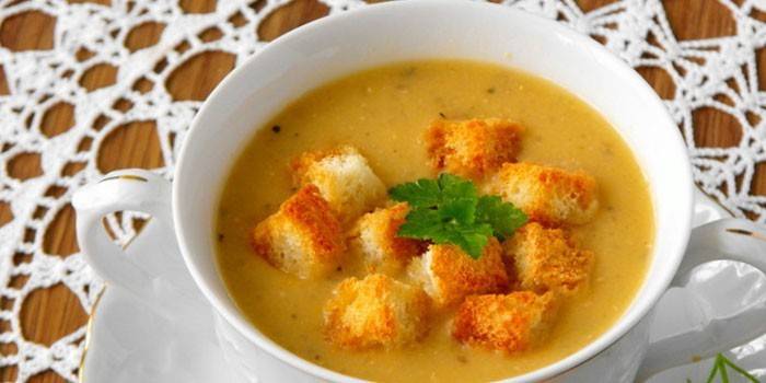 Sopa de lentilha com bolachas