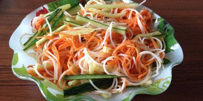 Koreansk gulrot, fersk agurk og funchosesalat
