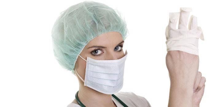 Doktor dziewczyna zakłada rękawiczkę na rękę