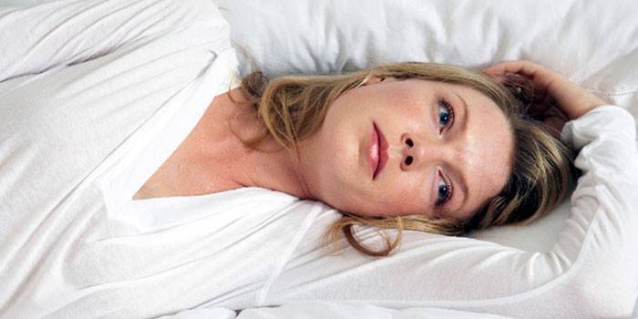 Frau liegt im Bett