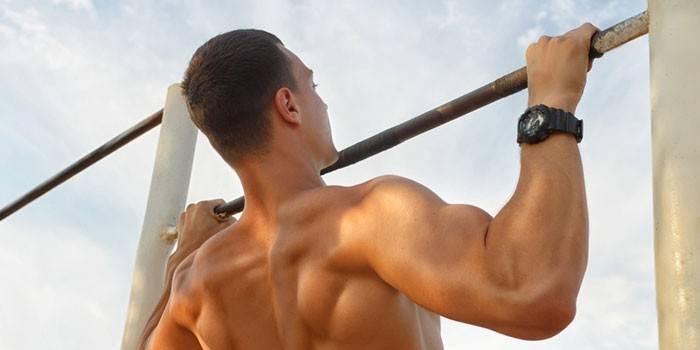 Một người đàn ông kéo mình lên trên một thanh ngang