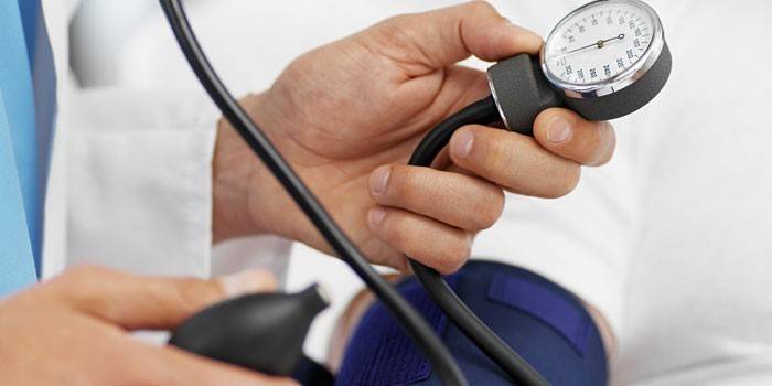 Tonometer in den Händen eines Arztes