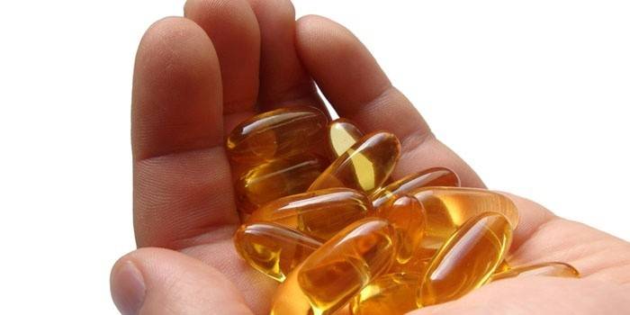Omega-3 Capsule în palma mâinii