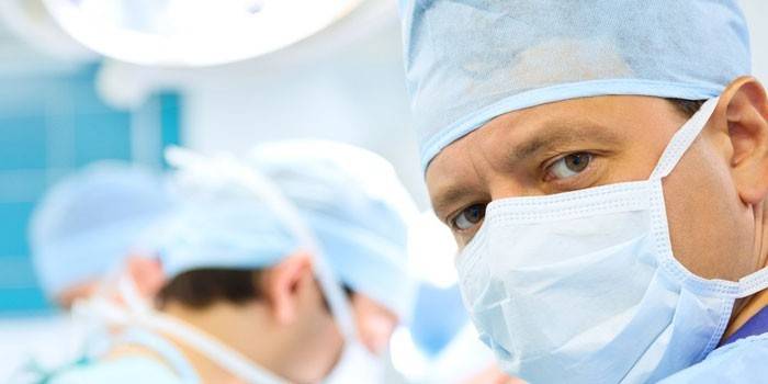 Medicul bărbat în sala de operație