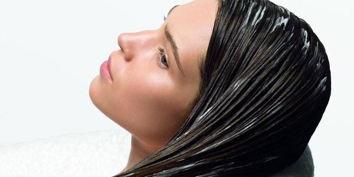 Fille avec un masque sur ses cheveux