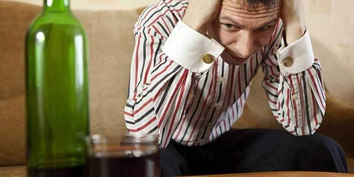 Un homme regarde l'alcool
