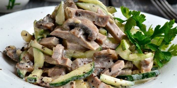 Salat aus Champignons, frischen Gurken und gekochter Zunge
