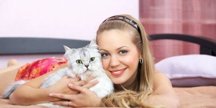 Niña con un gato