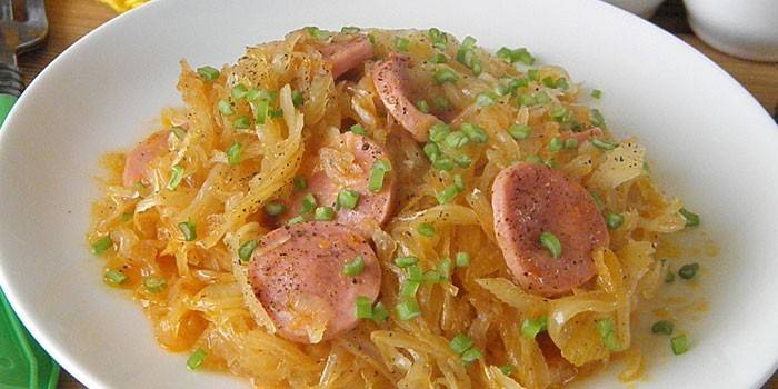 Geschmortes Sauerkraut mit Würstchen