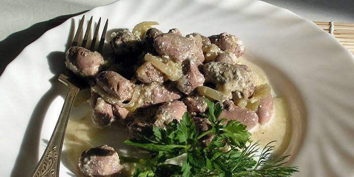 Geschmorte Hühnerherzen in Sauerrahmsauce