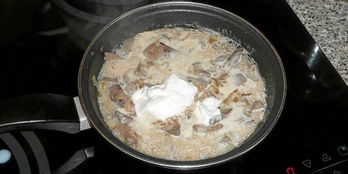 Hühnerleber in einer Pfanne kochen