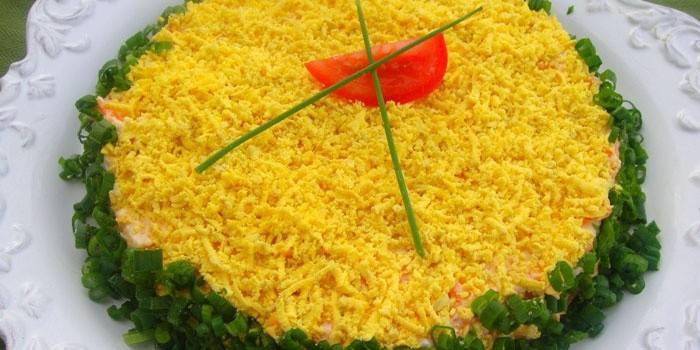 Ensalada de mimosa con cebolla verde y huevo en un plato