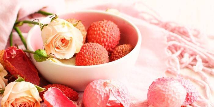 Litchi dans une assiette et roses