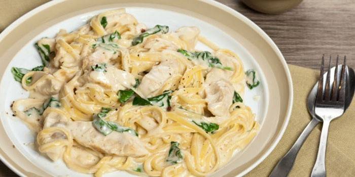 Assiette avec des spaghettis dans une sauce crémeuse
