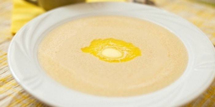 Plato de gachas de sémola con mantequilla