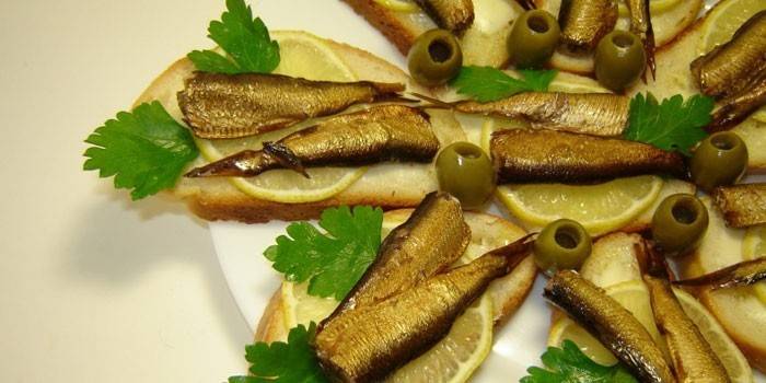 Sandwiches con espadines y limón