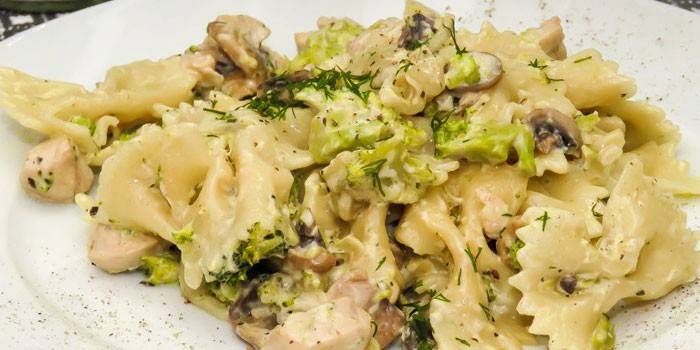 Farfalle au brocoli et au poulet dans une sauce crémeuse