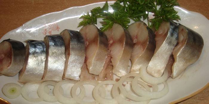 Morceaux de poisson aux oignons