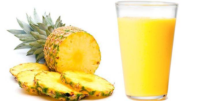 Ananas suyu bir bardak ve ananas
