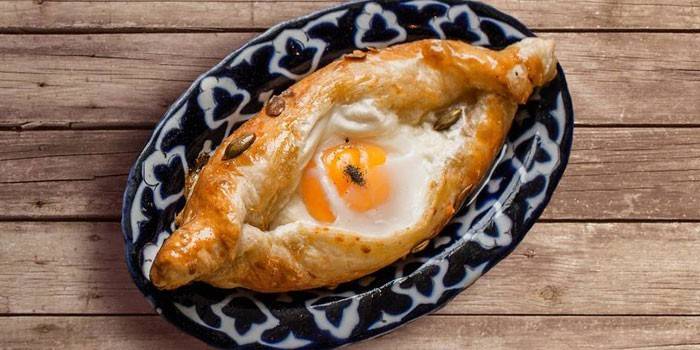 Khachapuri su kiaušiniu