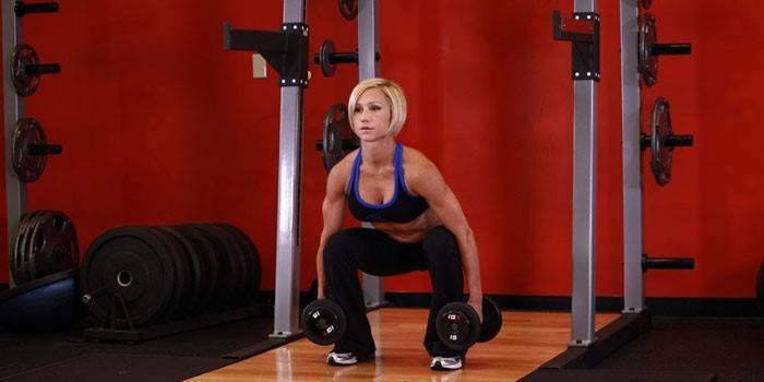 Kız spor salonunda dumbbell ağız kavgası yapıyor.