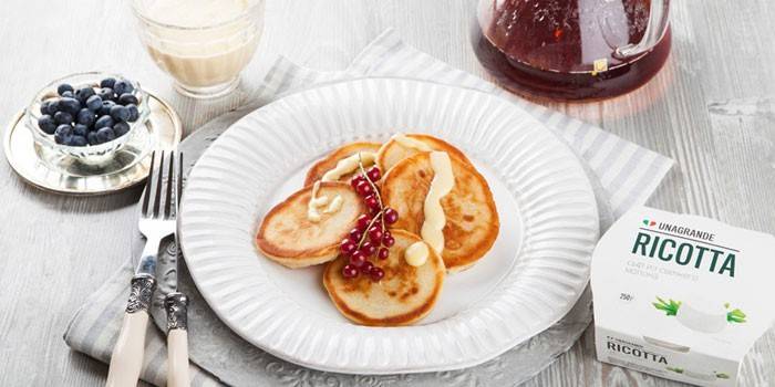 Käsekuchen mit Soße und Beeren