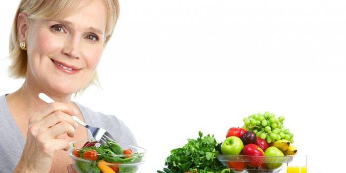 La donna mangia insalata