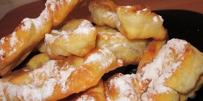 Cepts sulīgs suku ar pulverveida cukuru