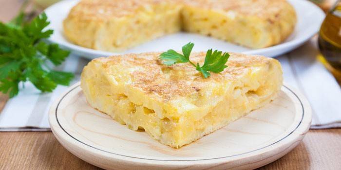 O bucată de omletă pe o farfurie