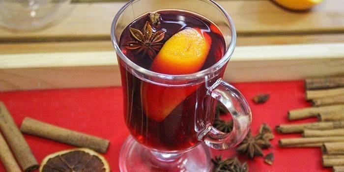 Vinho quente no chá preto