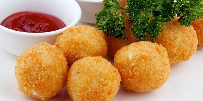 Bún khoai tây trong vụn bánh mì