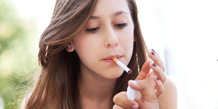 Fille avec une cigarette